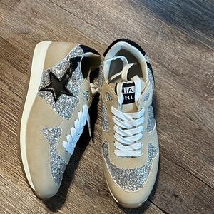 Mia Girl Irinie Star Sneakers NEW size 4